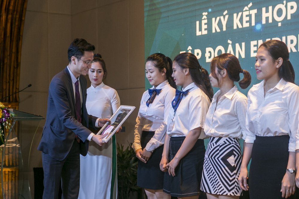 Hinh anh Cái 'bát tay' ngoạn mục dua sinh vien vào... 'truòng dòi' 5