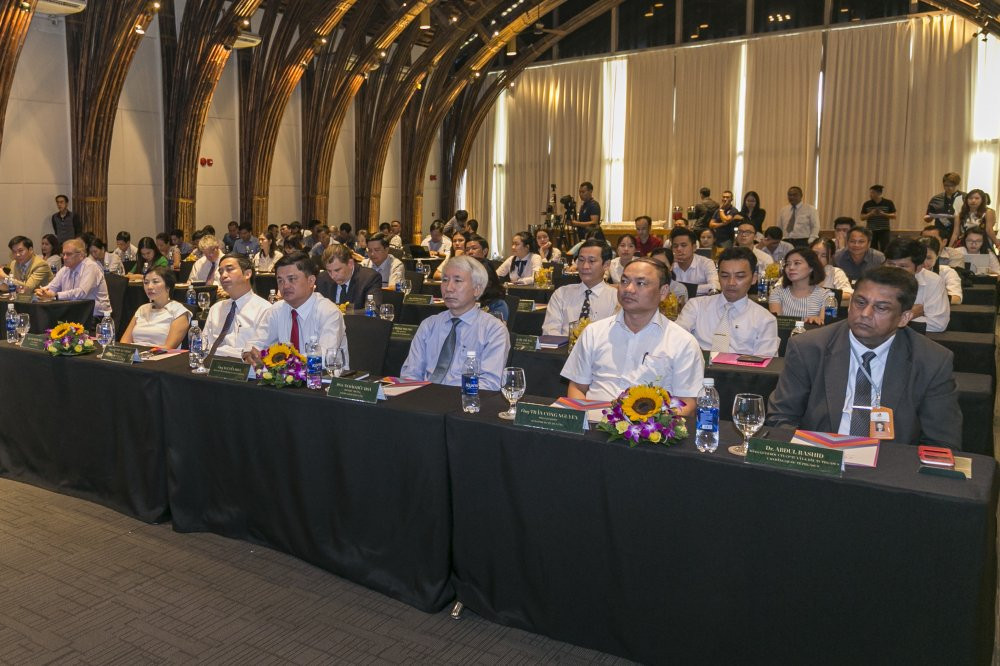 Hinh anh Cái 'bát tay' ngoạn mục dua sinh vien vào... 'truòng dòi' 6