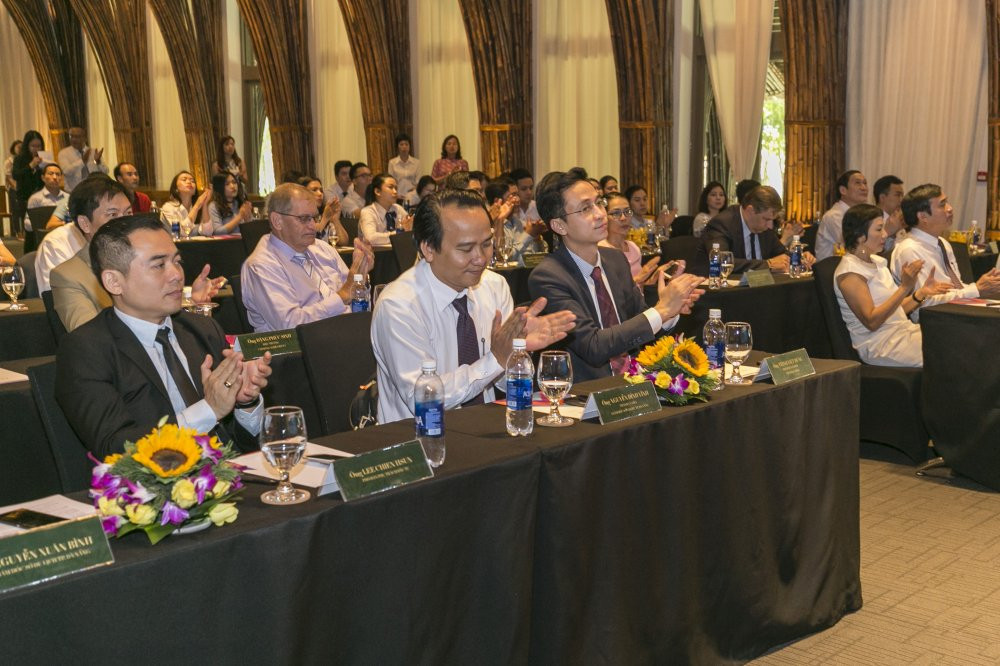 Hinh anh Cái 'bát tay' ngoạn mục dua sinh vien vào... 'truòng dòi' 7