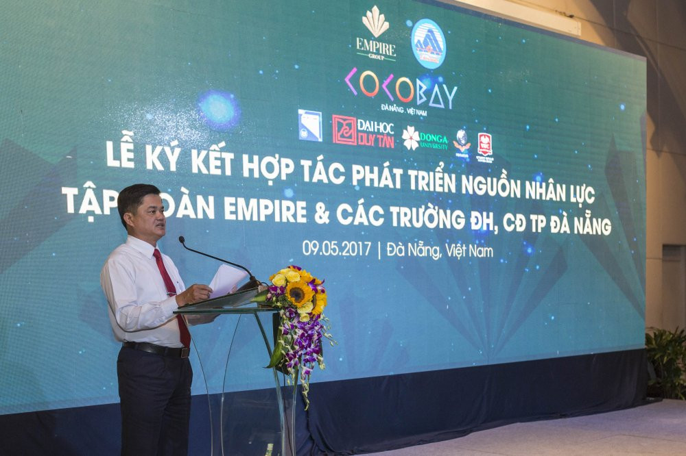 Hinh anh Cái 'bát tay' ngoạn mục dua sinh vien vào... 'truòng dòi' 9