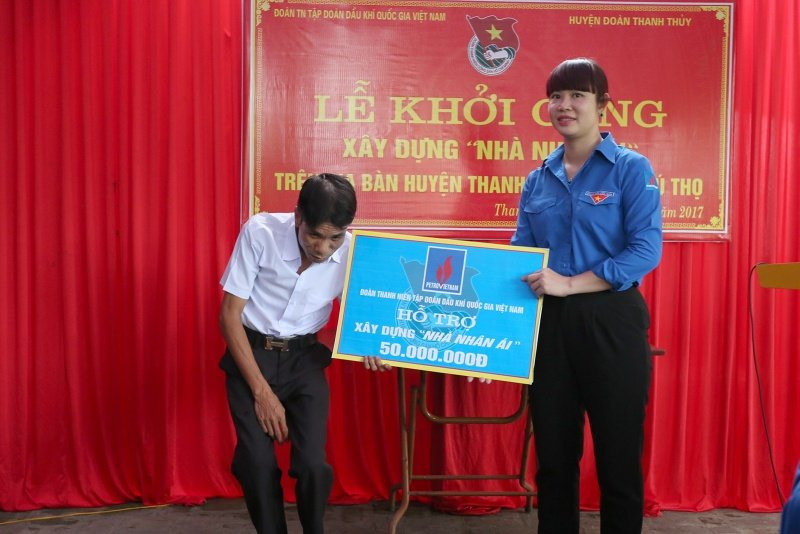 Bi thu Doan PVN trao so tien XD Nha nhan ai cho ong Nguyen Van Bay