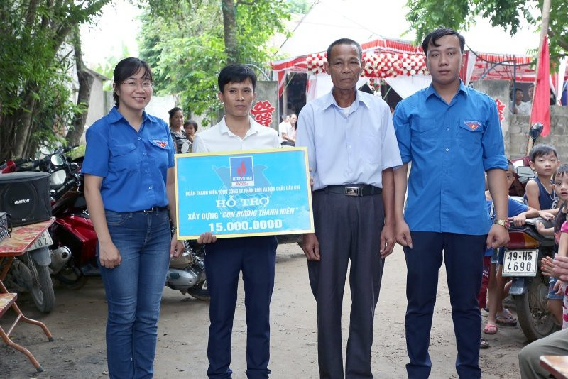 Dai dien cac Doan TN co so ung ho XD duong giao thong nong thon 6