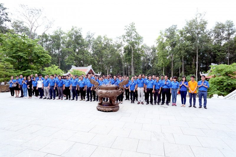 Doan Thanh nien PVN dang huong tai Nha tuong niem HCM 7