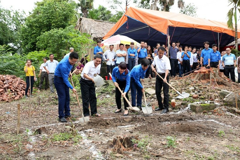 Doan Thanh nien PVN khoi cong xa dung Nha nhan ai