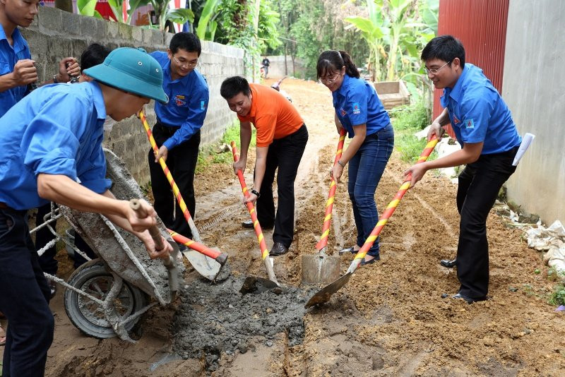 Doan Thanh nien PVN khoi cong XD duong giao thong nong thon 5