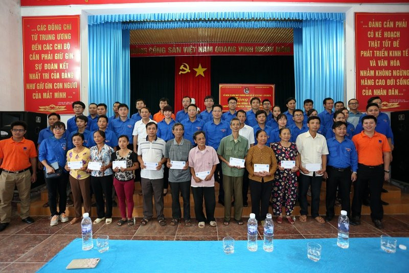 Doan Thanh nien PVN trao cac phan quan cho dai dien cac gia dinh chinh sach 3