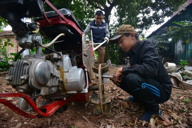 anh-chang-ham-kiem-800-trieu-moi-nam-tu-che-tao-may-nong-nghiep-da-nang-tu-do-bo-di (2) 5