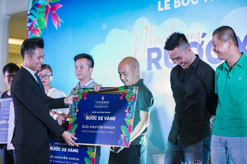 20170816_VHDB_Tuyen 3_PR02_ cap doi nha sang xe vang vinh danh chu nhan_ Anh 6 6