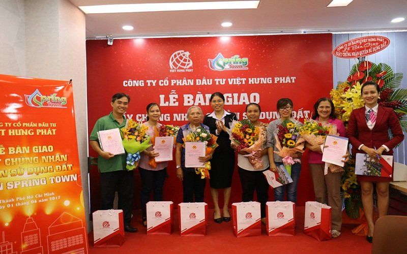 Anh 4- ngoai trao so- cong ty con danh tang quy khach hang nhung phan qua y nghia 3