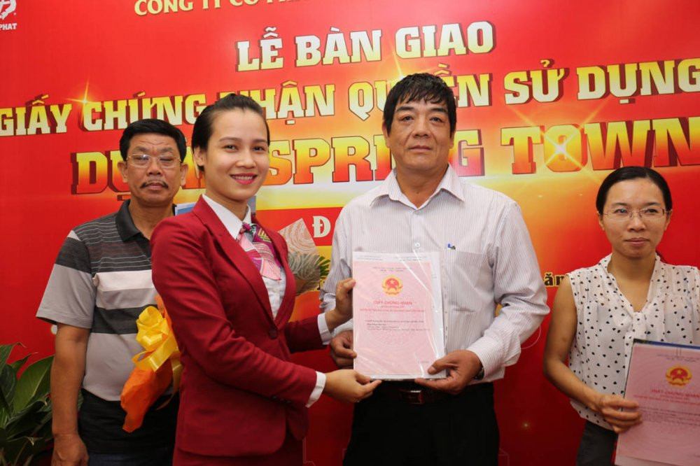 Anh 5- dai dien cong ty nang niu trao so do cho quy khach hang (FILEminimizer) 4