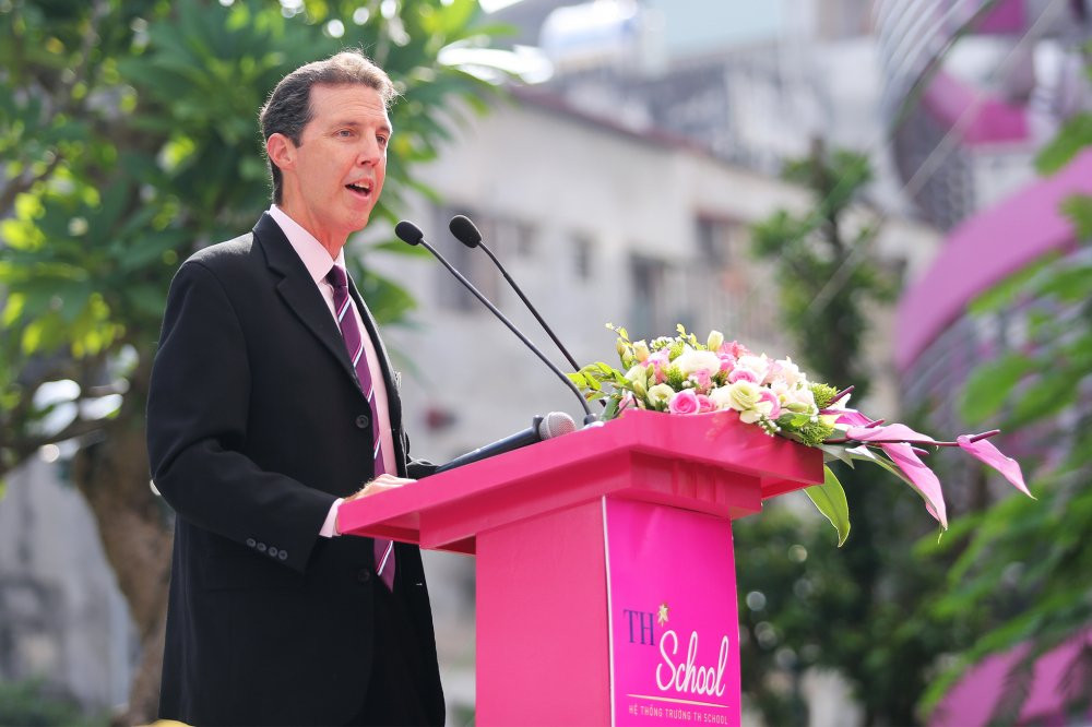 Thay hieu truong Pete Kenedy