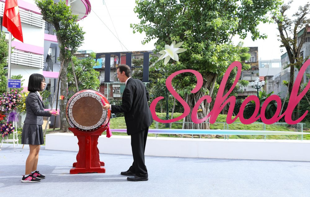 Thay va tro cung danh trong khai truong