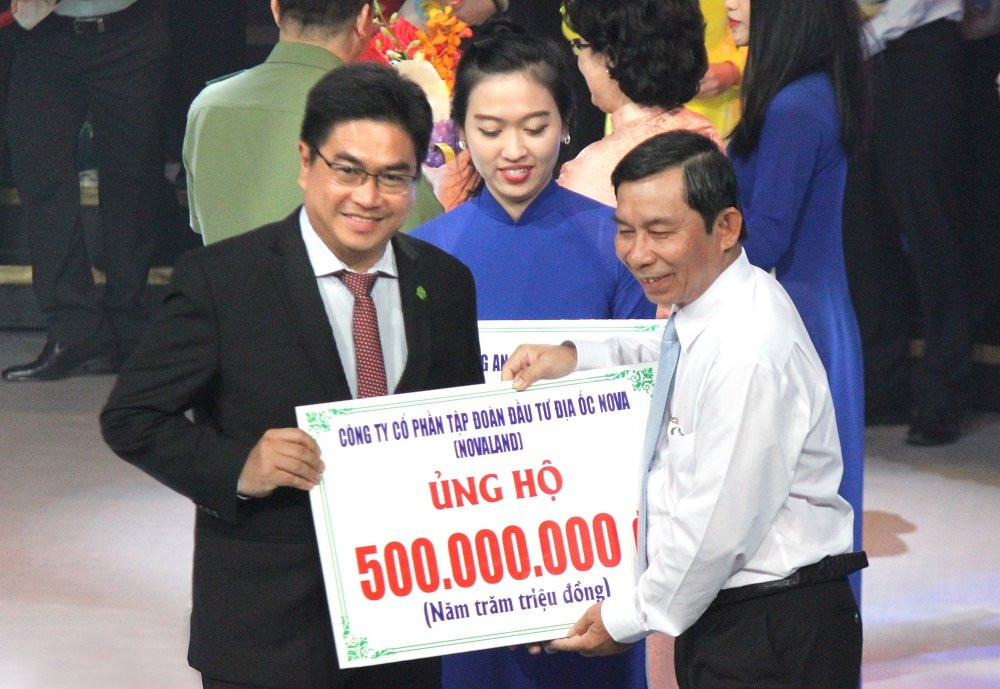 Hinh 1 - Ong Bui Xuan Huy trao 500 trieu cho Quy - web