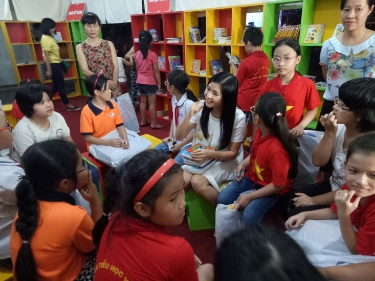 3 Hai Duong_Giang vien Am nhac Dang Chau Anh giao luu cung cac em nho tai Hai Duong 3