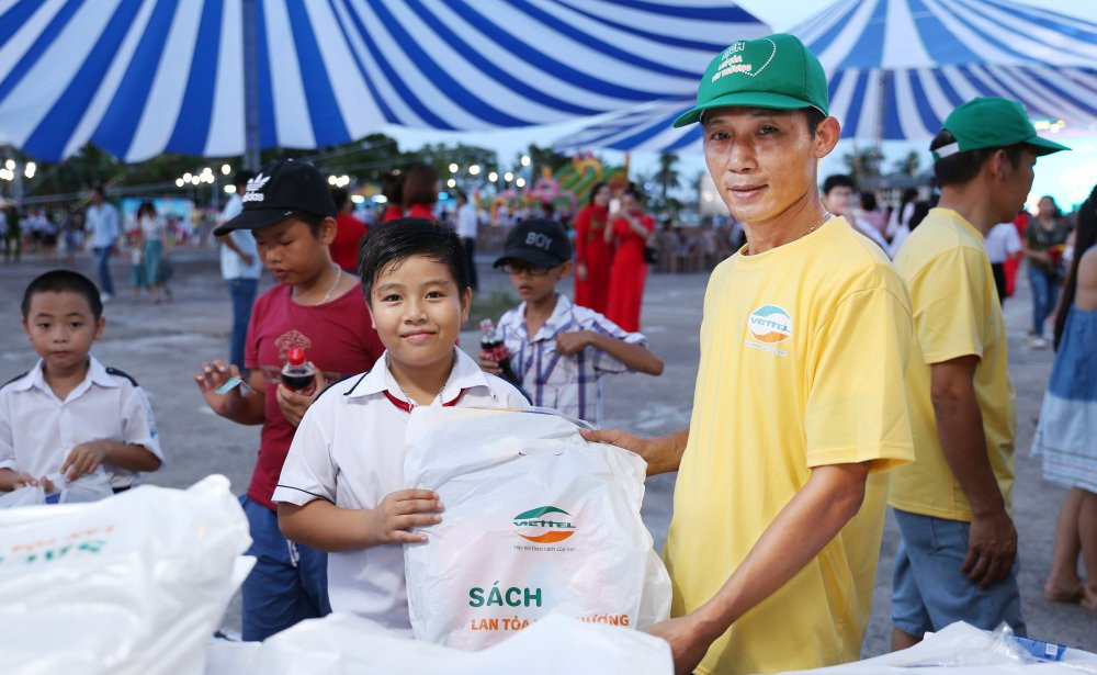 8 Hanh trinh mang sach toi cac em nho 8