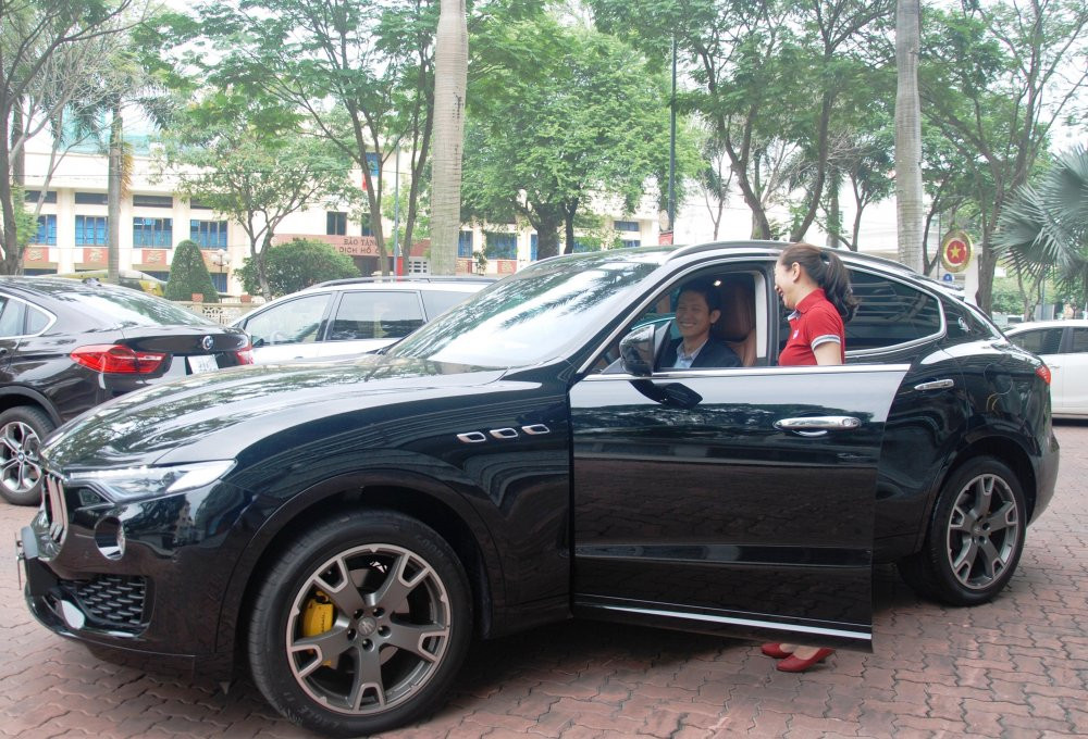 H2- Khach hang tham gia lai thu xe Maserati