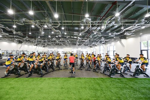 vingroup-duoc-gi-khi-bo-30-trieu-do-dau-tu-cho-bong-da-tre-3 4