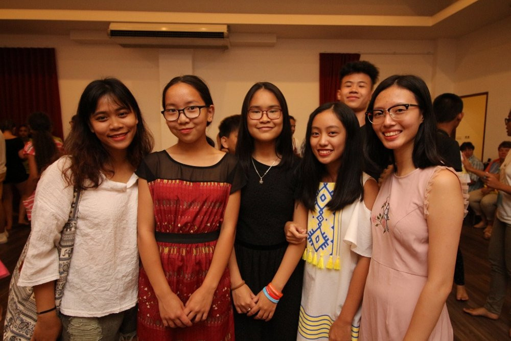 Vtc_2_Dang Hong My - nguoi phu trach doan VN (thu nhat tu trai sang) - Copy