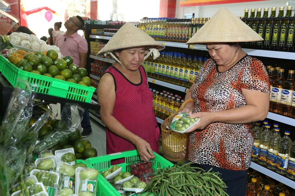 Anh 7 khach hang mua rau vineco 7