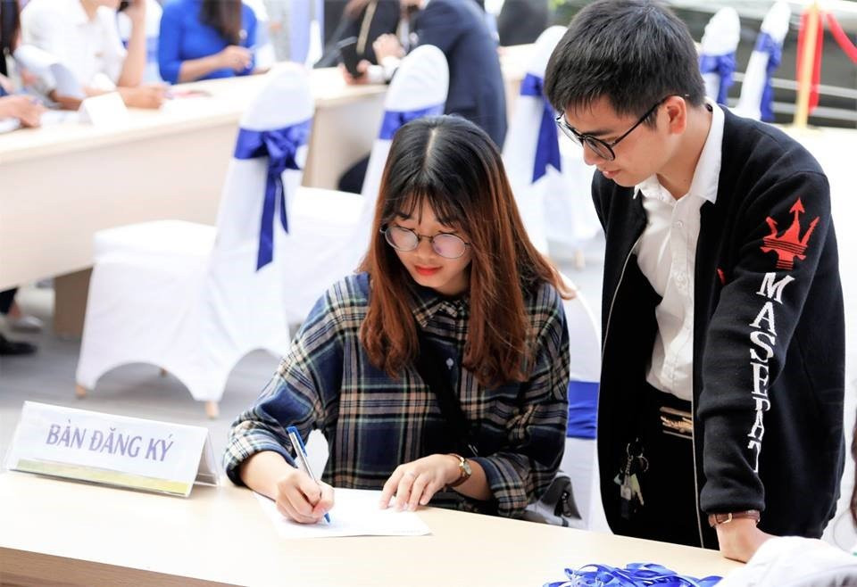 Các ứng viên đều phải tham gia 2 vòng: Phỏng vấn sơ loại tại vòng 1 với quản lý cấp trung và phỏng vấn vòng 2 với quản lý cấp cao của Tập đoàn