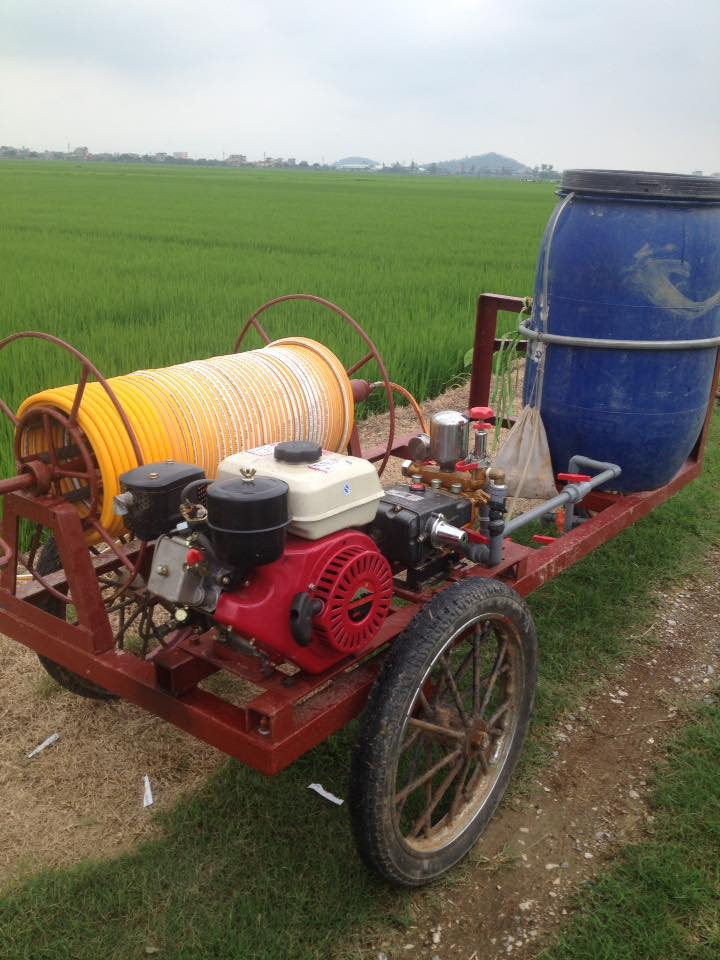 May-phun-thuoc-sau-dau-tay-cua-anh-nong-dan-thanh-Nam-Vai-phut-quet-xong-sao-lua-phun-sau-3-1525883353-width720height960