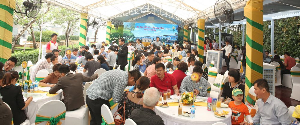 hang tram khach tham du su kien