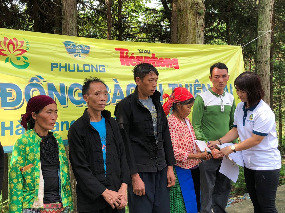 Dai dien Phu Long tang qua cho ho gia dinh bi thiet hai do lu quet tai huyen Yen Minh