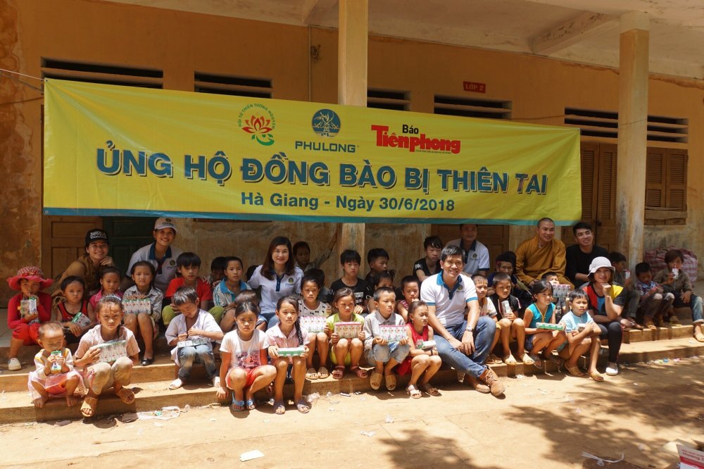 Dai dien Phu Long tham va tang qua cho tre em vung lu huyen Quan Ba 3