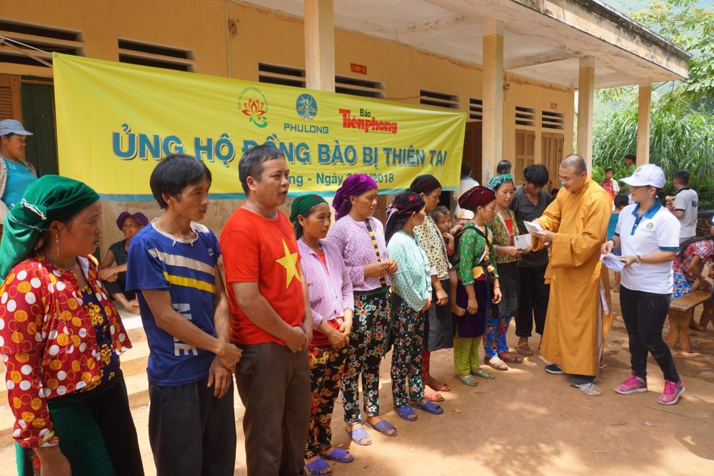 Dai dien Phu Long trao qua cho cac ho gia dinh bi thiet hai do lu tai huyen Quan Ba