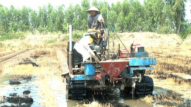 Nong dan che tao may da dung chuyen dao ranh len liep phuc vu san xuat hoa mau