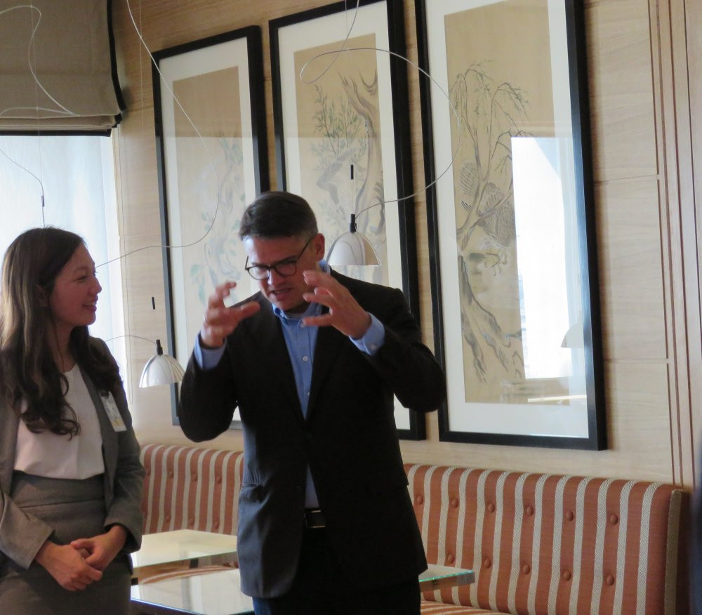 Anh 2 - Ong Boris Rhein chia se ve mong muon tang cuong quan he Viet - Duc tai le ky ket va danh gia cao chat luong dich vu cua VNA