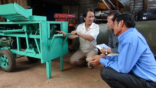 Nong dan mat vo vi mai me sang che