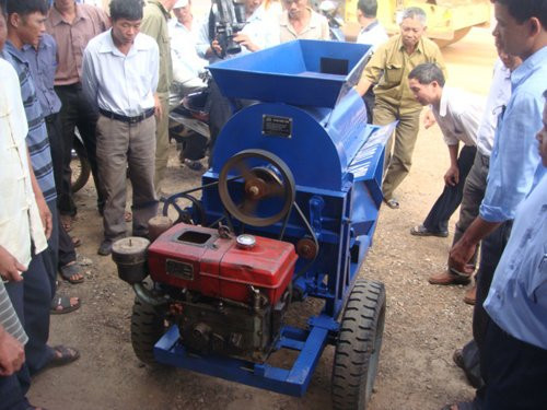 Nong dan nghien cuu bo de sang che may vat hat dieu