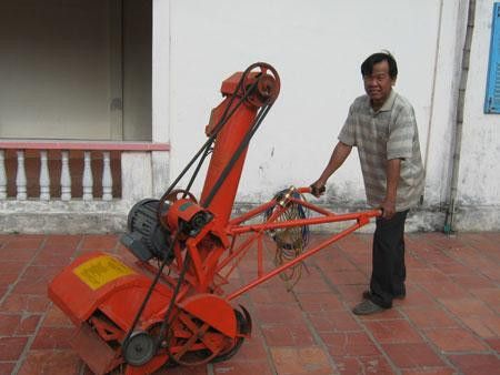 Ong giao bo pho ve que che may xuc lua