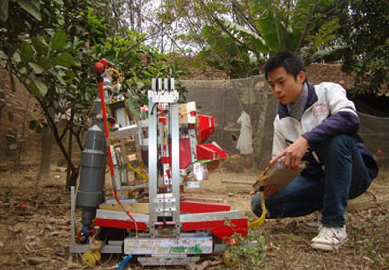 Chang trai 9x che tao Robot da nang phuc vu nong nghiep