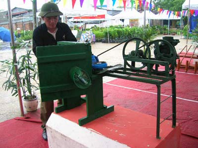 Nong dan nguoi Nung che may thai da nang