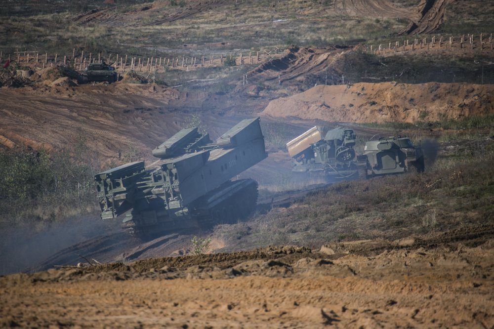 ALYS5853_1200 - Xe cong binh Nga 5