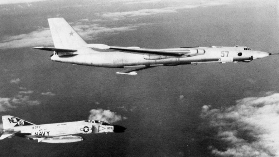 upload-F-4B_VF-21_intercepting_Soviet_Bison_c1966-pic905-895x505-31752 6