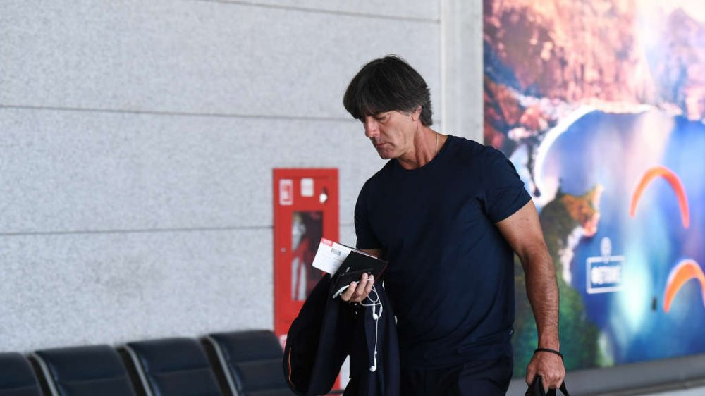 2052077929-wm-2018-abflug-nationalmannschaft-moskau-loew-1Jl2sq3qhca7 18