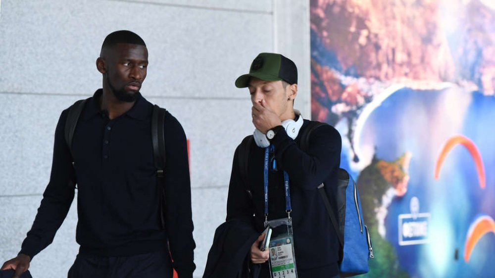 2088552033-wm-2018-abflug-nationalmannschaft-ruediger-oezil-JLrTLkEaCa7 18