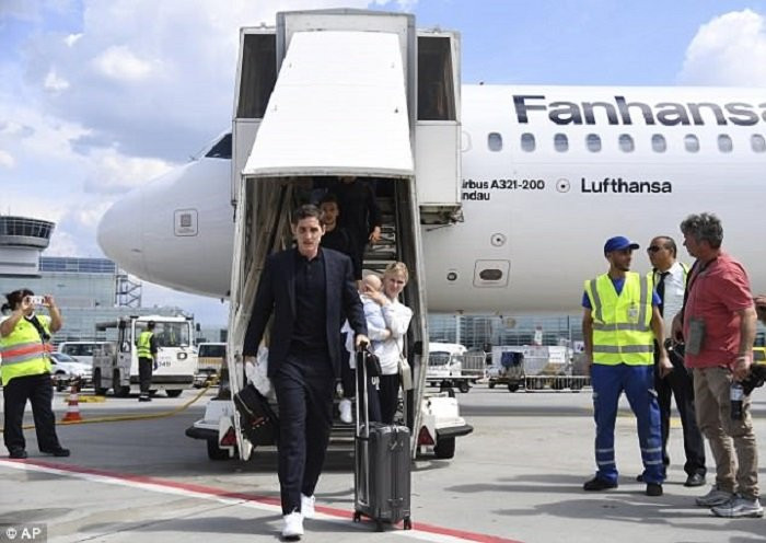 4DB93BDB00000578-5895757-image-a-55_1530195883370 12