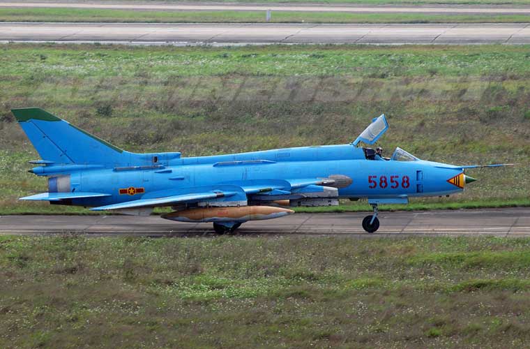 kham-kho-vu-khi-tren-may-bay-su-22-viet-nam 3