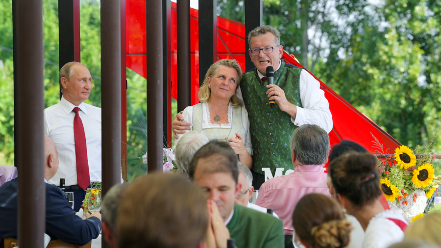 5b7db2affc7e93935b8b45fe