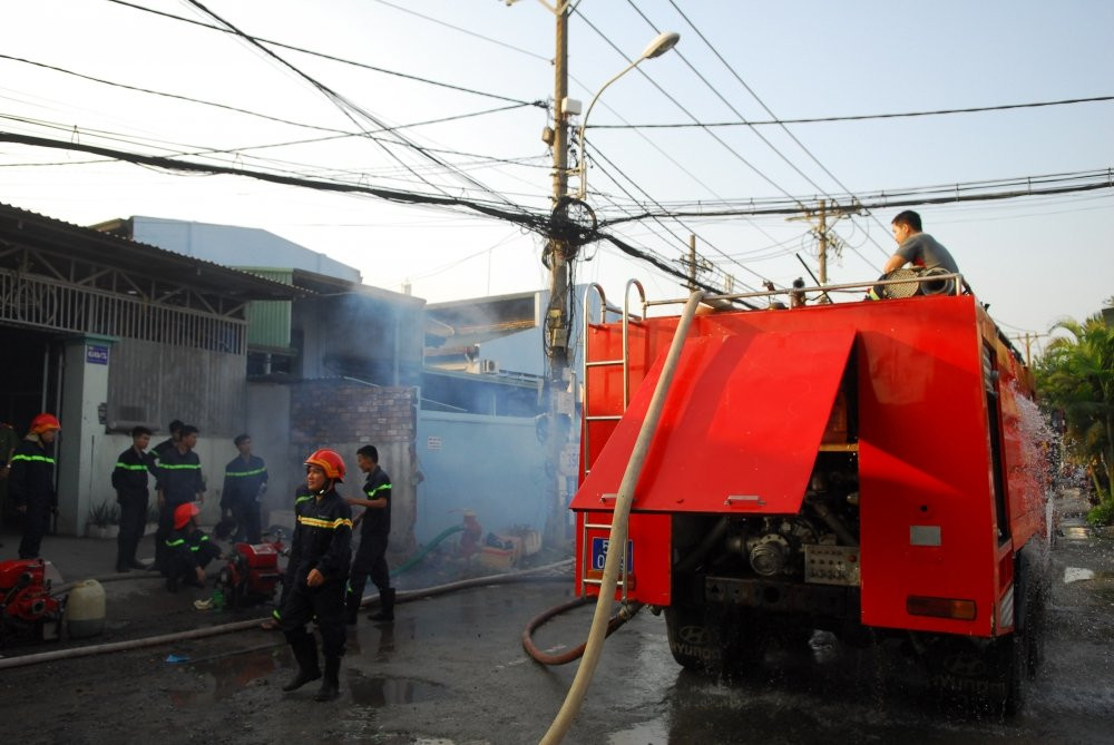 Hinh anh Chay xuong son hang nghin m2, dan cuong cuong om do dac thao chay