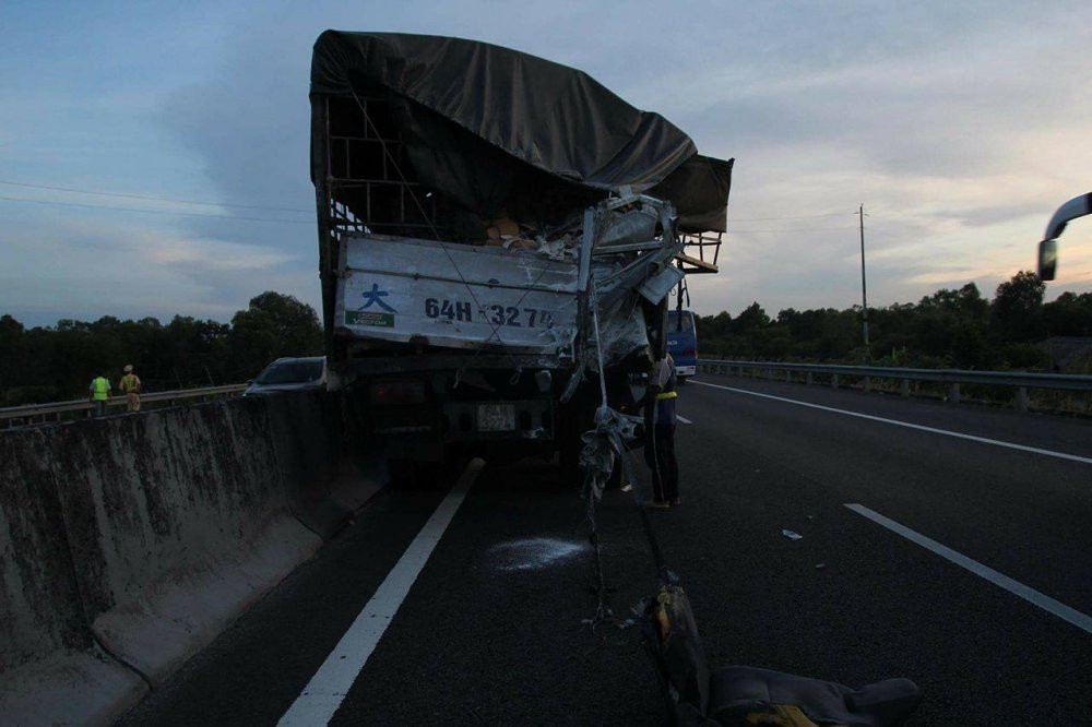 Hinh anh O to doi dau voi xe khach tren cao toc, 5 nguoi thuong vong