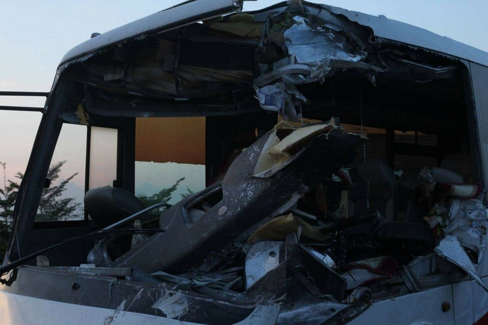 Hinh anh O to doi dau voi xe khach tren cao toc, 5 nguoi thuong vong