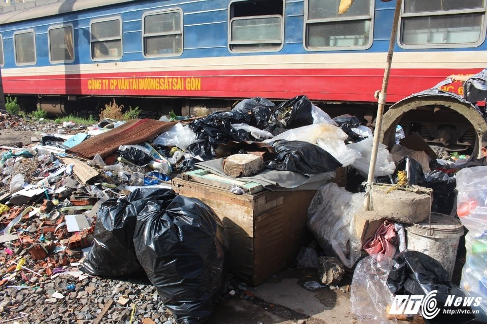 Hinh anh Bat luc truoc bai rac ngap ngua khap duong ray tau hoa o Sai Gon