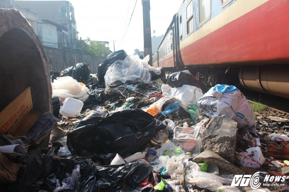 Hinh anh Bat luc truoc bai rac ngap ngua khap duong ray tau hoa o Sai Gon