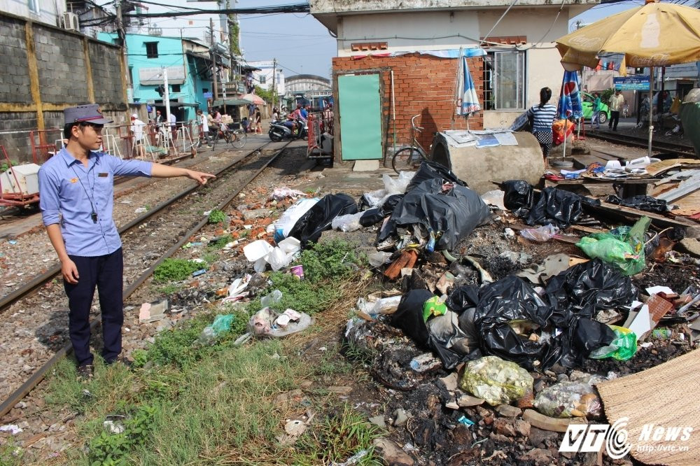Hinh anh Bat luc truoc bai rac ngap ngua khap duong ray tau hoa o Sai Gon 10