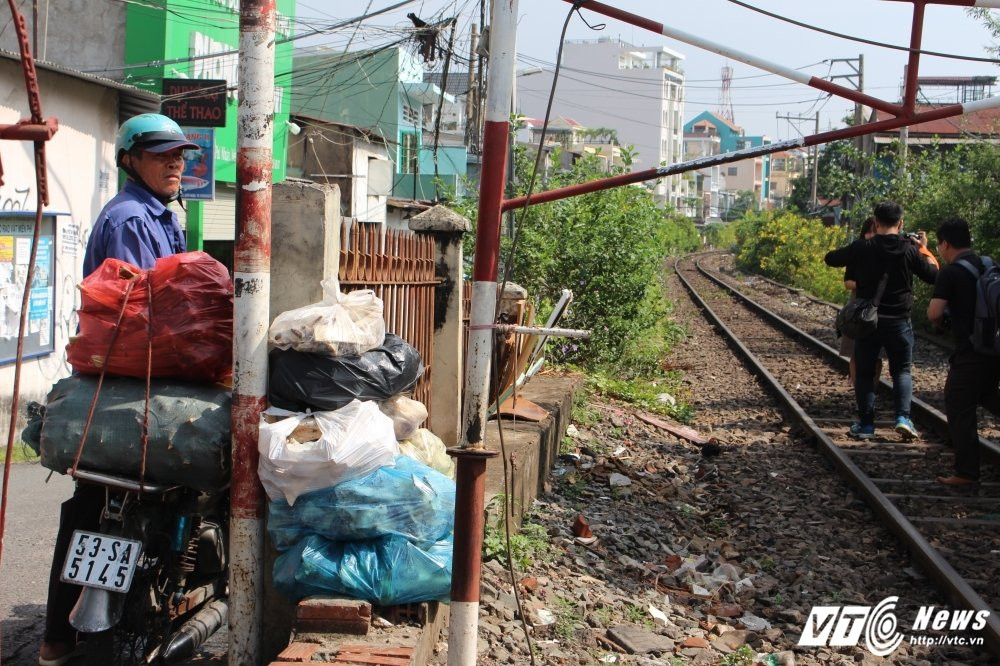 Hinh anh Bat luc truoc bai rac ngap ngua khap duong ray tau hoa o Sai Gon 11